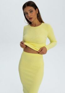Jakie bluzki idealnie pasują do żółtej spódnicy?