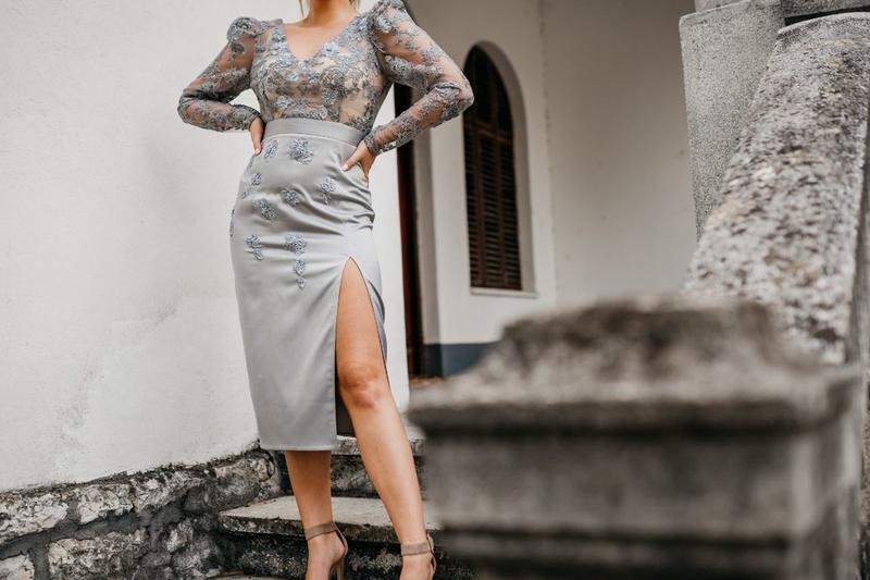 Jakie buty idealnie pasują do szarej sukienki z koronki? Sprawdź nasze propozycje!