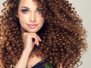 Sekrety pięknych loków: jakich kosmetyków używać do włosów kręconych?