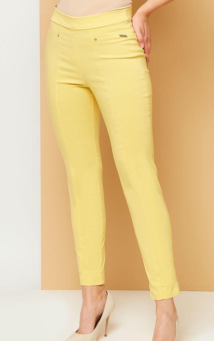 Buty do żółtych spodni