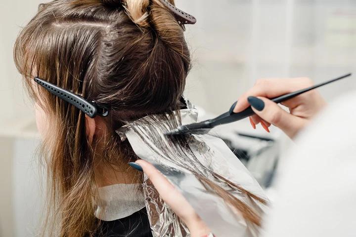 Jak farbować włosy, by cieszyć się dłużej odcieniem bez odrostów?