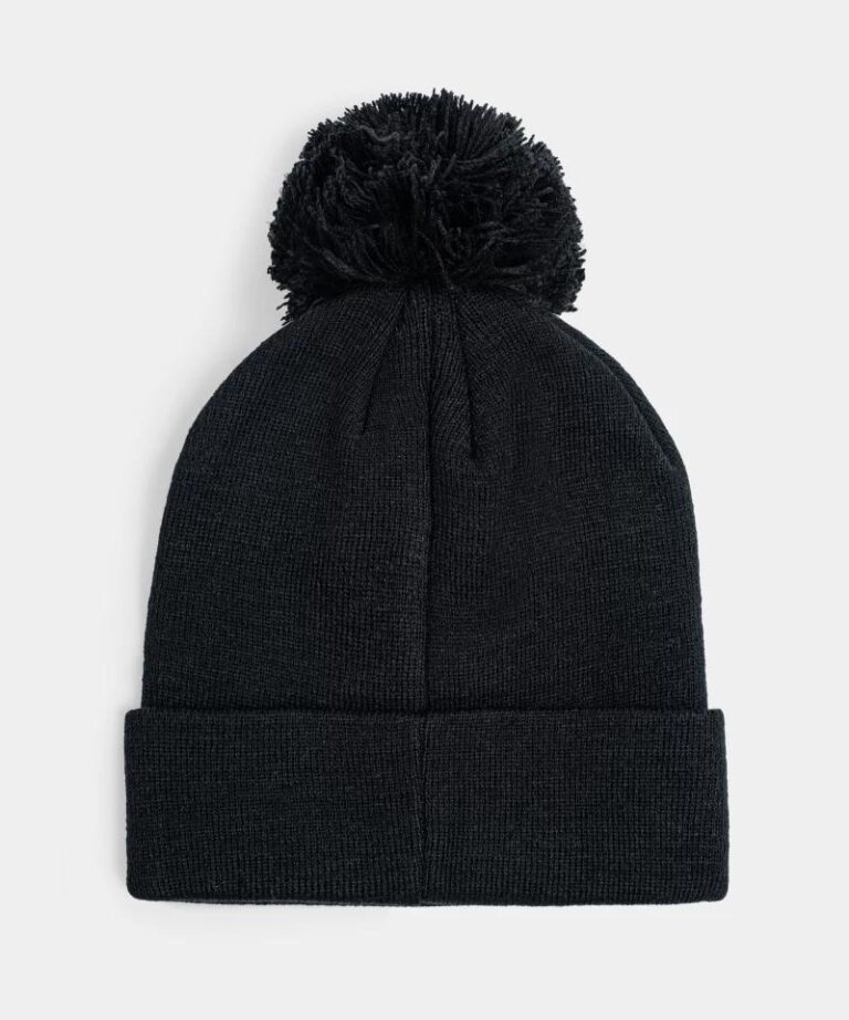 Szyjemy z pasją: jak uszyć czapkę z pomponem krok po kroku