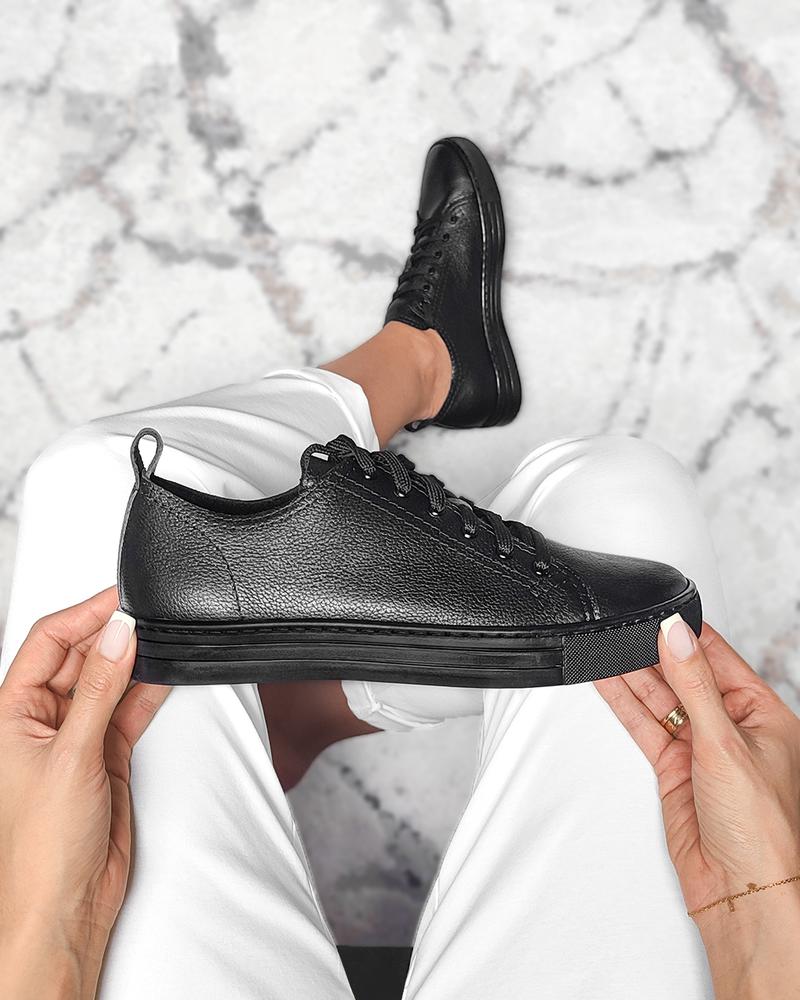 Czarne koronki i buty