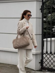Jak dobrać idealny kolor torebki do beżowych butów?