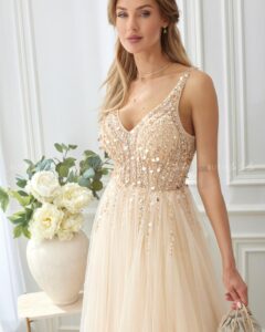 Jak wybrać idealną sukienkę do kremowych butów?