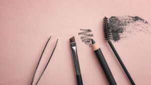 Jakie kosmetyki do brwi pomogą stworzyć idealny kształt?