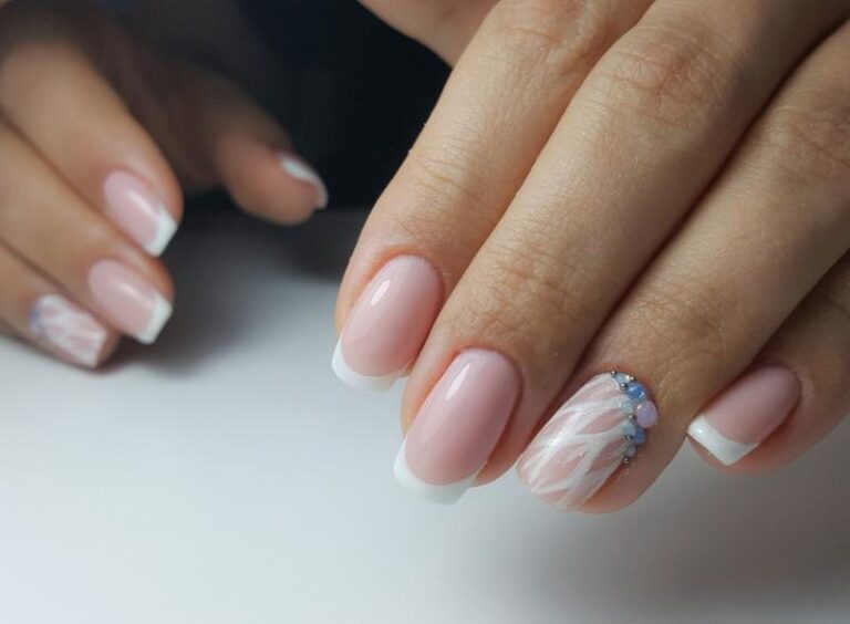 Paznokcie żelowe czy akrylowe: Co wybrać dla idealnego manicure?